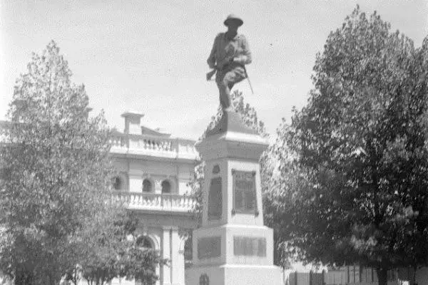 Vintage photo of the Maryborough War Memorial outside the post office building in Clarendon Street Maryborough